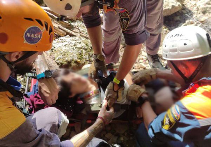 В Сочи спасатели эвакуировали травмированную туристку с Агурских водопадов