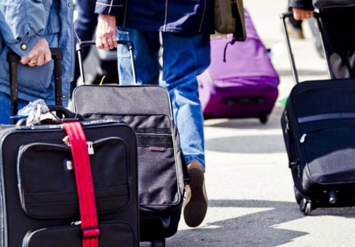 В Сочи утром пассажиры бежали по дороге с чемоданами в аэропорт ВИДЕО