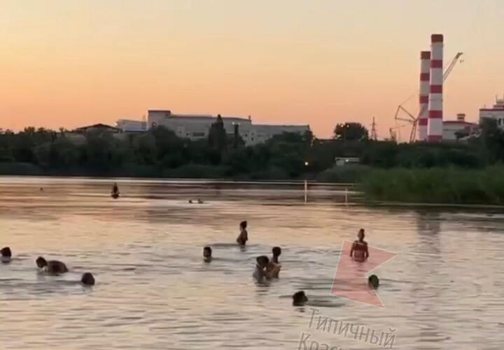 Жители Краснодара «облепили» берег Кубани, спасаясь от жары ВИДЕО