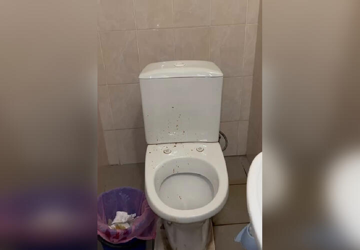 Жители Туапсе показали загаженный туалет в детском сквере ВИДЕО