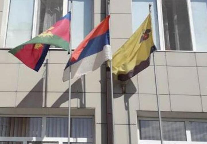 Мэр Новороссийска опубликовал фото с перевернутым российским флагом