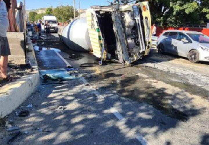 На Кубани от удара с легковушкой на дороге опрокинулась бетономешалка