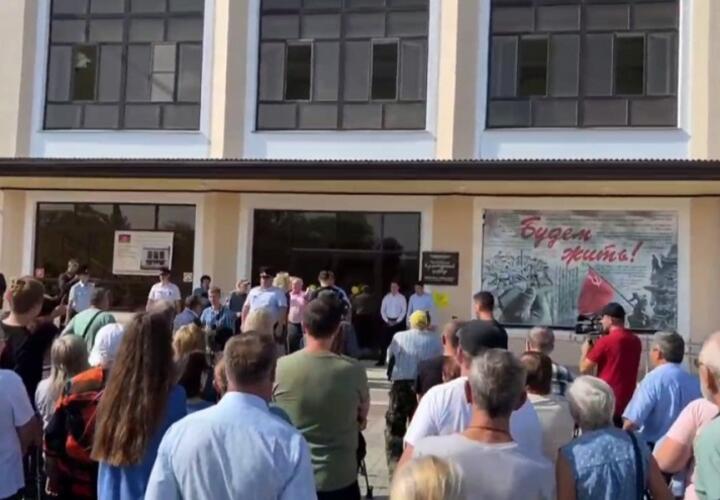 На Кубани сотни жителей станицы провели народный сход 