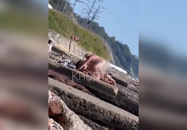 На пляже в Туапсе три голых человека устроили эротический сеанс
