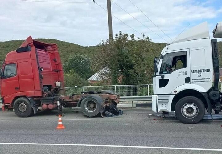 На трассе Джубга-Сочи водитель погиб под колёсами своего тягача