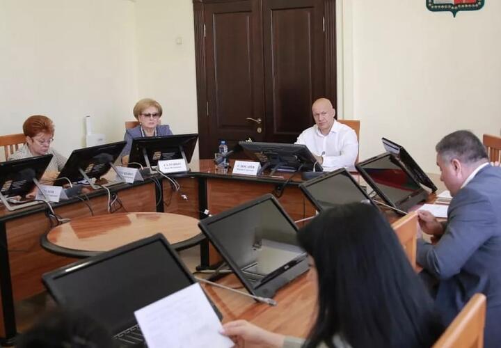 Накануне выборов в ЗСК в мэрии Краснодара вспомнили об учителях