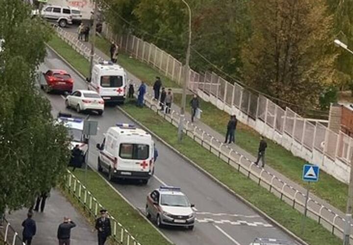 Неизвестный устроил стрельбу в школе Ижевска, убит охранник 