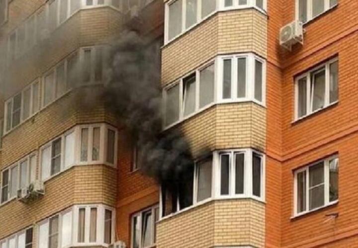 Пламя охватило балкон многоэтажки в Краснодаре 