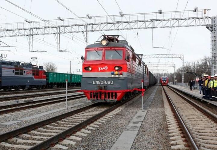 Поезд Мурманск-Новороссийск задержали из-за сошедшего с рельсов состава  