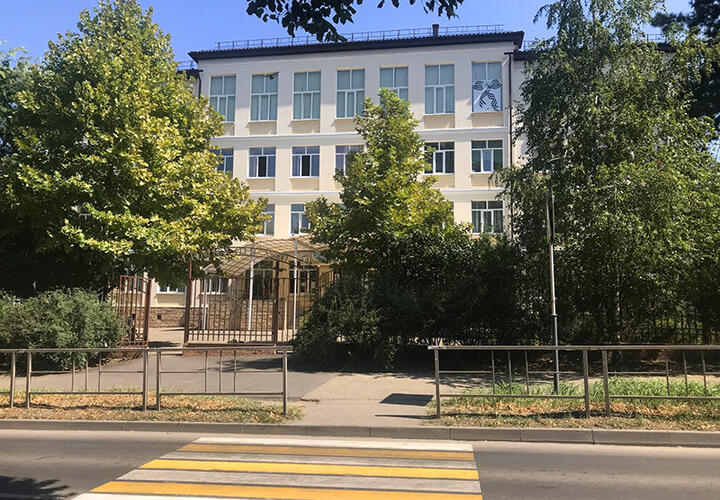 Стали известны причины падения подростка из окна гимназии в Краснодаре