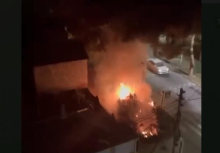 В Анапе из-за фейерверка произошел пожар во дворе жилого дома