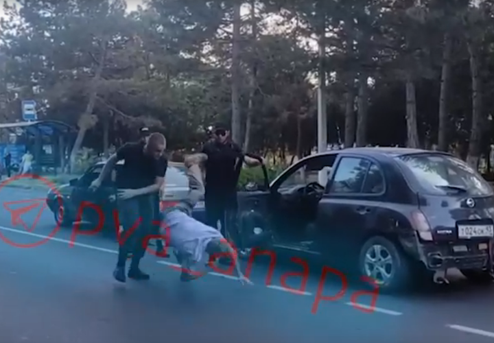 В Анапе трое в форме охранников напали на водителя