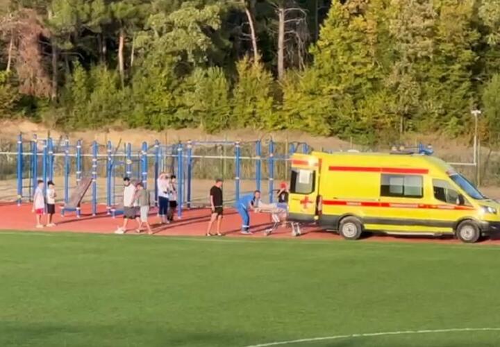 В Геленджике во время матча серьезно травмирован футболист из Анапы