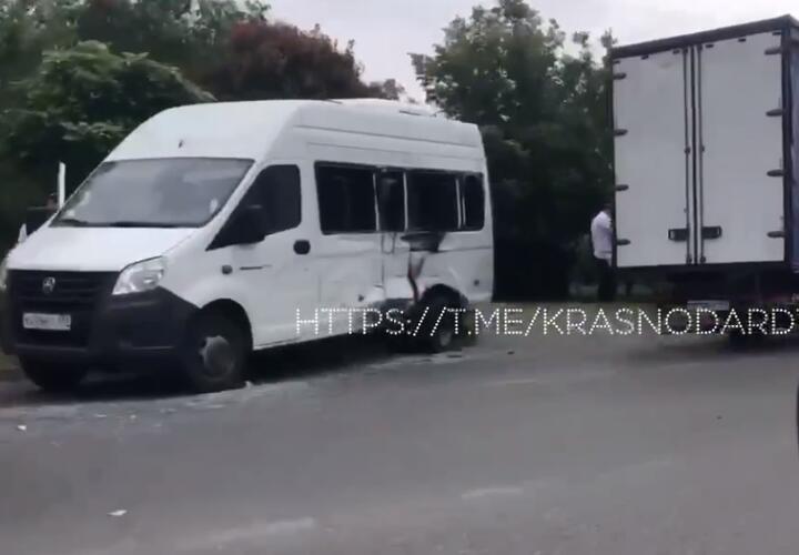 В Краснодаре фургон врезался в автобус с людьми