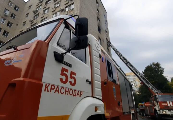 В Краснодаре из горящей многоэтажки на Уральской эвакуировали жильцов
