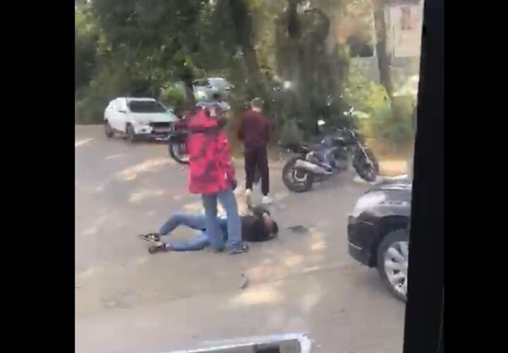 В Краснодаре мотоцикл врезался в иномарку, есть пострадавший