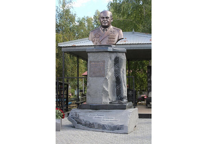 В Краснодаре открыли памятник Герою России Виктору Казанцеву 