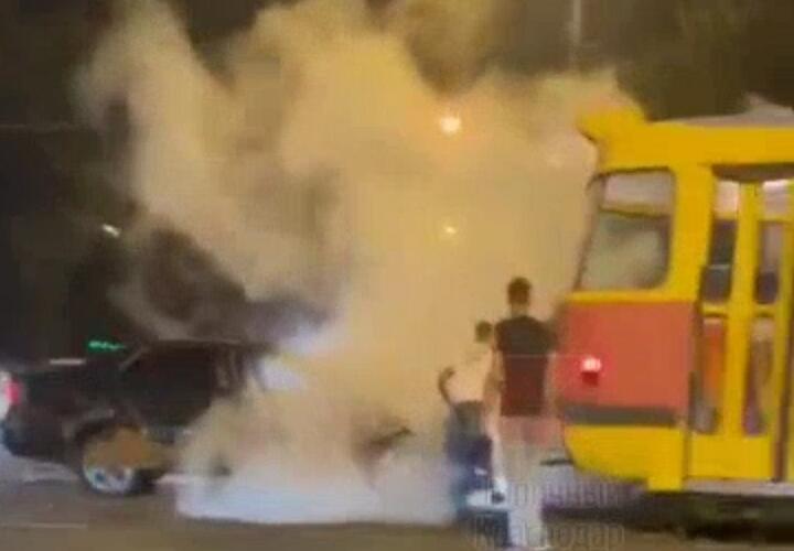 В Краснодаре трамвай столкнулся с иномаркой и врезался в светофор 