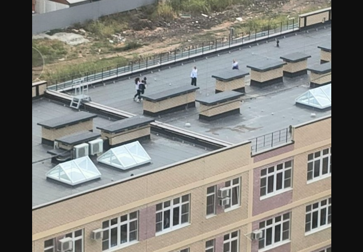 В Краснодаре ученики гуляли по школьной крыше