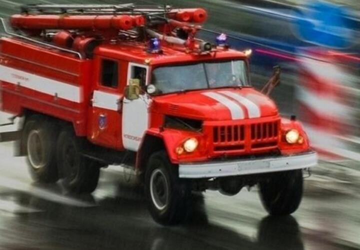 В Славянске-на-Кубани пожар уничтожил два гаража ВИДЕО