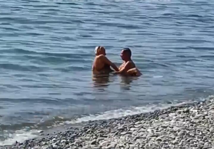 В Сочи пока муж спал на пляже, жена рядом изменяла ему с другом ВИДЕО