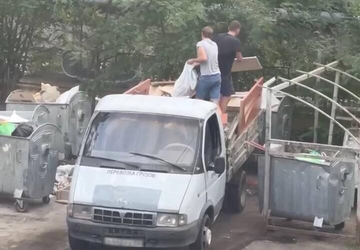 В Сочи рабочие устроили свалку во дворе многоквартирного дома
