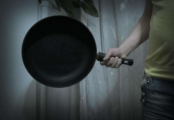 Житель Кубани насмерть забил знакомого сковородкой и ножом 