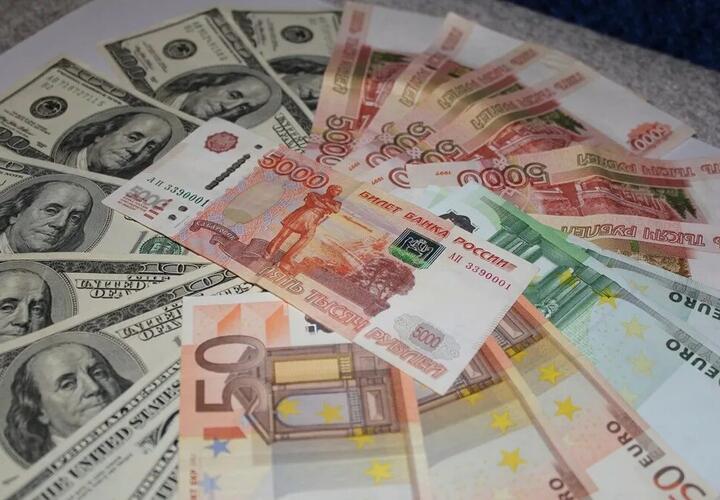 Аналитик рассказал, как сильно и скоро могут упасть доллар и евро из-за санкций