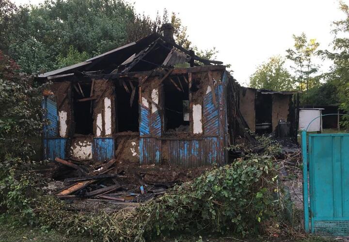 На Кубани при пожаре погибла девочка из многодетной семьи