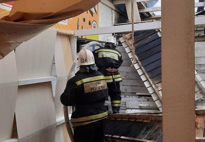 Сильный пожар уничтожил кафе в Сочи 
