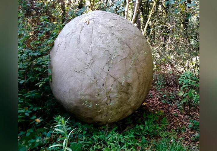 Стало известно, откуда в лесу Сочи появились огромные металлические шары