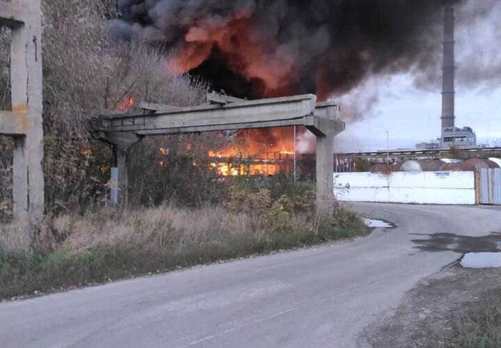В Белгородской области на промышленном предприятии из-за обстрела произошел пожар
