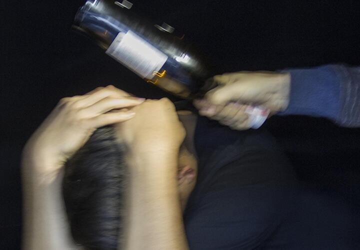 В Краснодаре мужчина разбил бутылку о голову друга из-за ревности