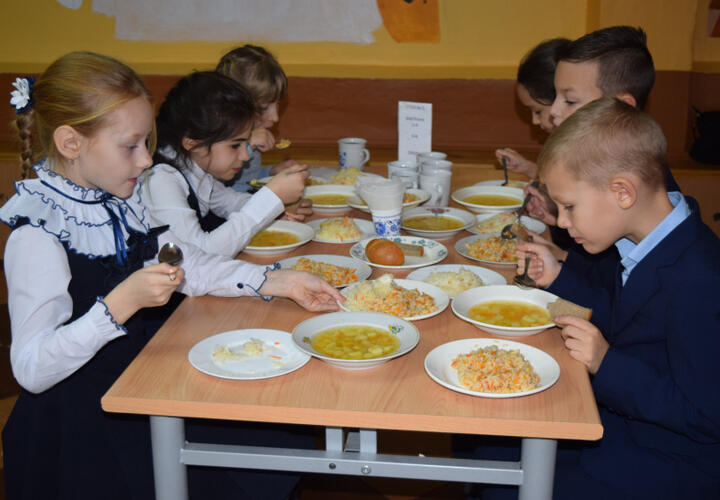 В Краснодаре проверили сигнал о червях в еде для школьников и нарушений не нашли
