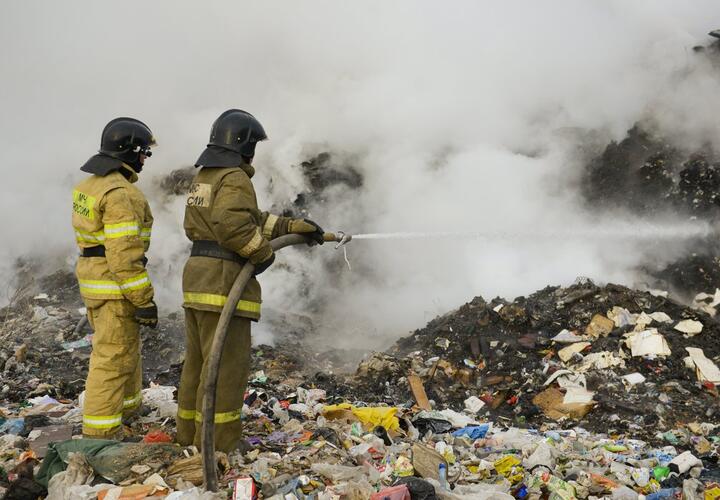 В Новороссийске горит огромная свалка отходов