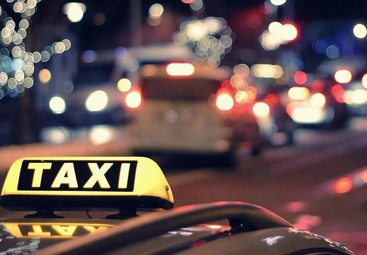 В Сочи буйный пассажир поругался с таксистом и угнал его машину