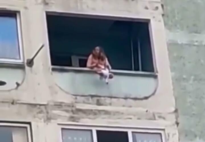 В Туапсе женщину, которая свесила младенца с балкона, поместили в «психушку»