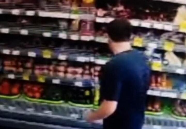 Засунул колбасу в трусы: в Геленджике на видео сняли мужчину в магазине