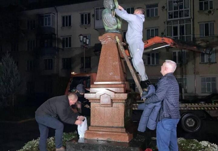 Бюст Пушкина при сносе убил лидера движения «Гарна Украина»