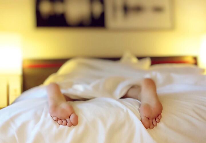 Кардиологи объяснили, в какой позе лучше спать, чтобы высыпаться