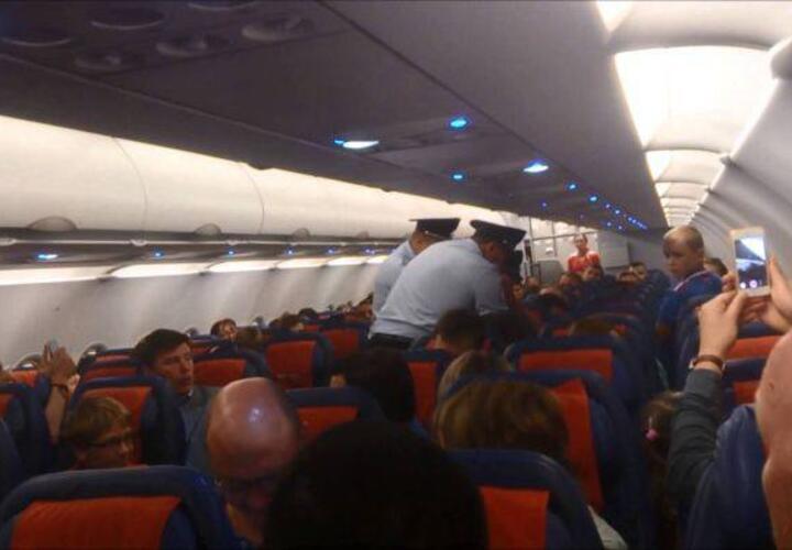 Полет из Сочи в Санкт-Петербург обошелся пассажиру в 55000 рублей