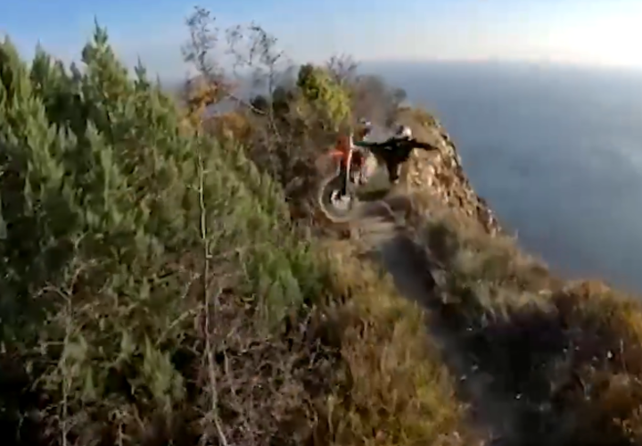 Смерть мотоциклиста, сорвавшегося со скалы в Абрау-Дюрсо, попала на видео