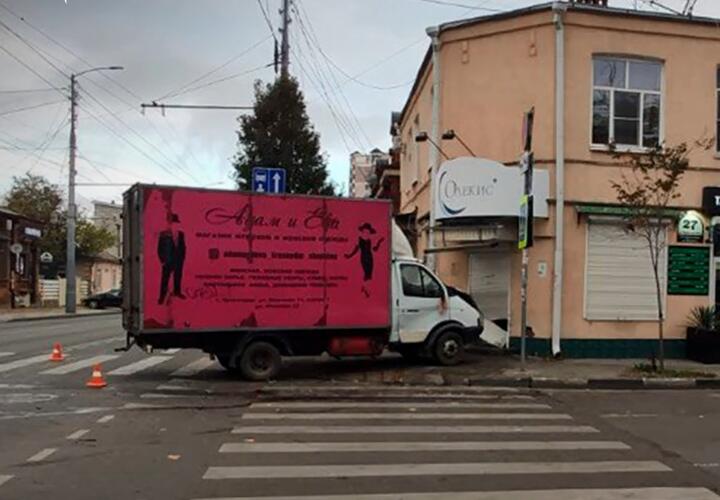 В центре Краснодара розовый грузовик въехал в дом