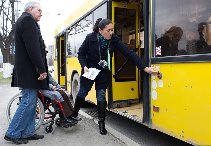 В Госдуме предложили запретить высаживать из транспорта безбилетных инвалидов