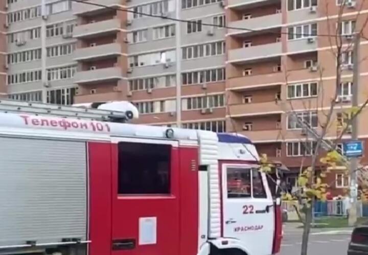 В Краснодаре из горящего жилого дома эвакуировали 13 человек