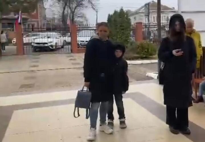 В Крымске дети с температурой ожидают приема врачей на улице