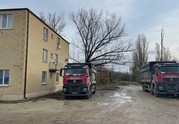 В Крымске водители большегрузов оккупировали жилую зону