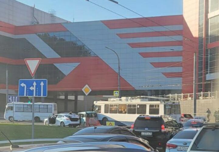 В Новороссийске из-за ДТП с троллейбусом образовалась пробка на Кутузовском кольце