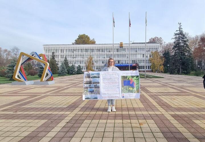 В Новороссийске проходит одиночный пикет против мусорного полигона