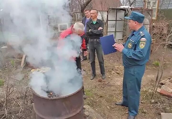 В России разрешили жечь листву и жарить шашлыки во дворах